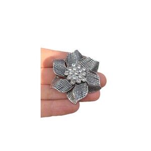 Vintage Jewelry Silver Tone Textured Flower Rhinestone Brooch Pin